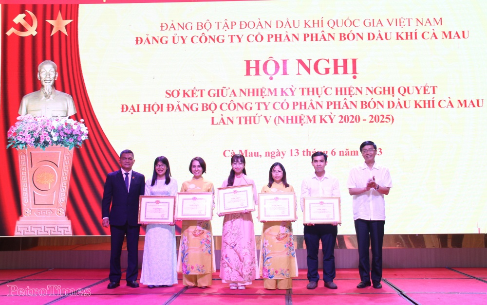 Đảng uỷ PVCFC là điển hình về vai trò lãnh đạo của Đảng uỷ doanh nghiệp Nhà nước Đảng ủy PVCFC là điển hình về vai trò lãnh đạo của Đảng ủy một doanh nghiệp nhà nước