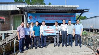 Đảng ủy Khối DNTƯ và Petrovietnam trao tặng nhà Đại đoàn kết cho 20 hộ nghèo xã Đất Mũi