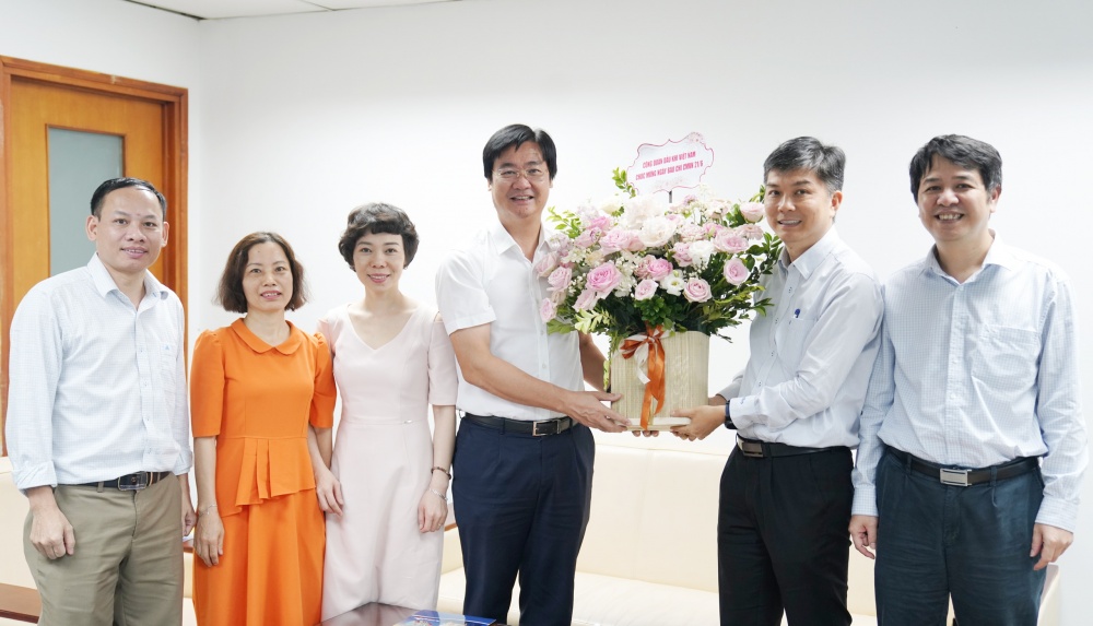 Phó Chủ tịch CĐ DKVN Nguyễn Mạnh Kha tặng hoa chúc mừng Tạp chí Dầu khí. Phó Chủ tịch CĐ DKVN Nguyễn Mạnh Kha tặng hoa chúc mừng Tạp chí Dầu khí.