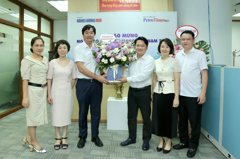 Phó Chủ tịch CĐ DKVN Nguyễn Mạnh Kha tặng hoa chúc mừng Tạp chí Năng lượng Mới. Phó Chủ tịch CĐ DKVN Nguyễn Mạnh Kha tặng hoa chúc mừng Tạp chí Năng lượng Mới.