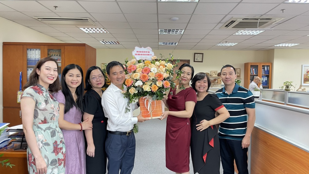 Phó Chủ tịch CĐ DKVN Vũ Anh Tuấn tặng hoa chúc mừng Ban Tuyên giáo Tổng LĐLĐVN. Phó Chủ tịch CĐ DKVN Vũ Anh Tuấn tặng hoa chúc mừng Ban Tuyên giáo Tổng LĐLĐVN.
