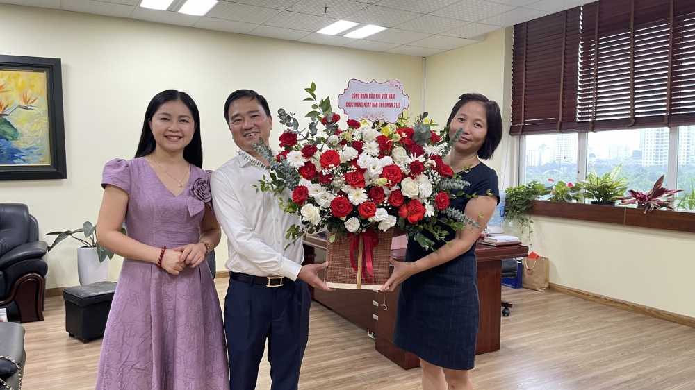 Phó Chủ tịch CĐ DKVN Vũ Anh Tuấn tặng hoa chúc mừng Báo Lao động. Phó Chủ tịch CĐ DKVN Vũ Anh Tuấn tặng hoa chúc mừng Báo Lao động.