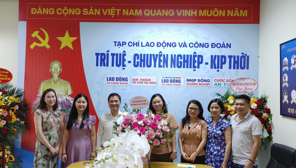 Phó Chủ tịch CĐ DKVN Vũ Anh Tuấn tặng hoa chúc mừng Tạp chí Lao động và Công đoàn. Phó Chủ tịch CĐ DKVN Vũ Anh Tuấn tặng hoa chúc mừng Tạp chí Lao động và Công đoàn.