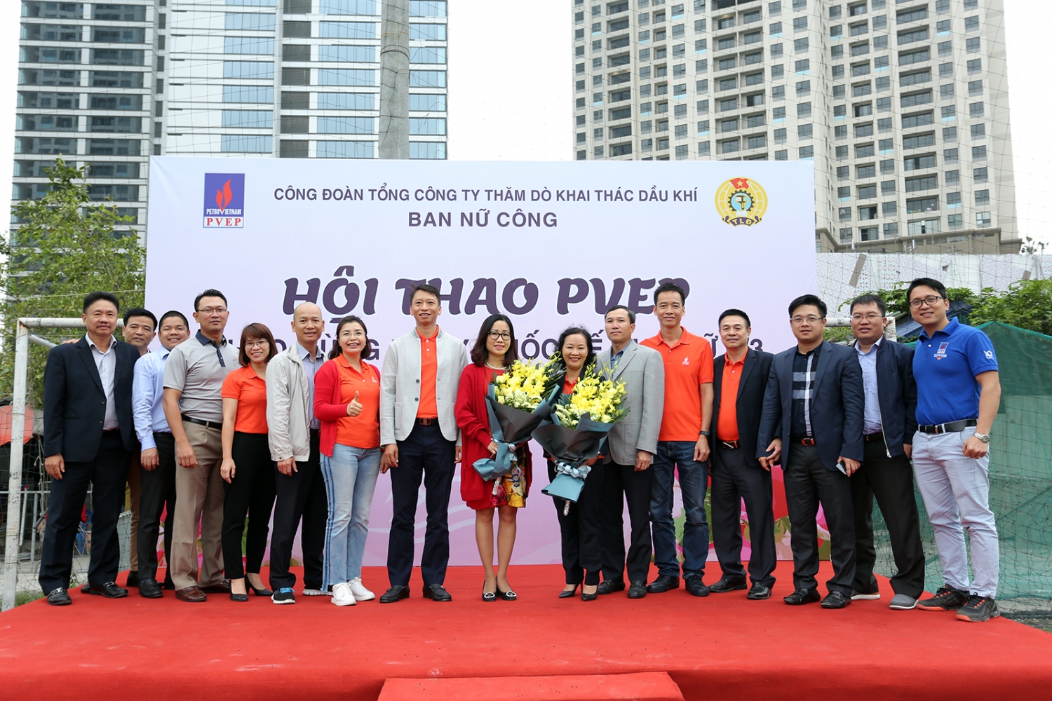 Lãnh đạo PVEP tặng hoa chúc mừng Ngày Quốc tế Phụ nữ 8/3 cho đại diện nữ cán bộ PVEP Lãnh đạo PVEP tặng hoa chúc mừng Ngày Quốc tế Phụ nữ 8/3 cho đại diện nữ cán bộ PVEP