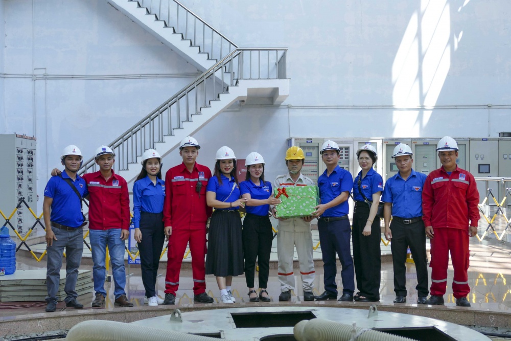Hành trình đền ơn đáp nghĩa của Đoàn Thanh niên BSR và PV Power về đến huyện Sơn Tây, Quảng Ngãi Hành trình đền ơn đáp nghĩa của Đoàn Thanh niên BSR và PV Power về đến huyện Sơn Tây, Quảng Ngãi