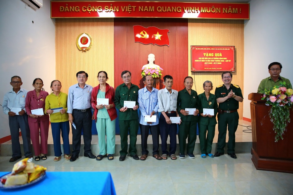 BSR tổ chức dâng hương tri ân các anh hùng liệt sĩ tại nghĩa trang liệt sĩ huyện Bình Sơn BSR tổ chức dâng hương tri ân các anh hùng liệt sĩ tại nghĩa trang liệt sĩ huyện Bình Sơn