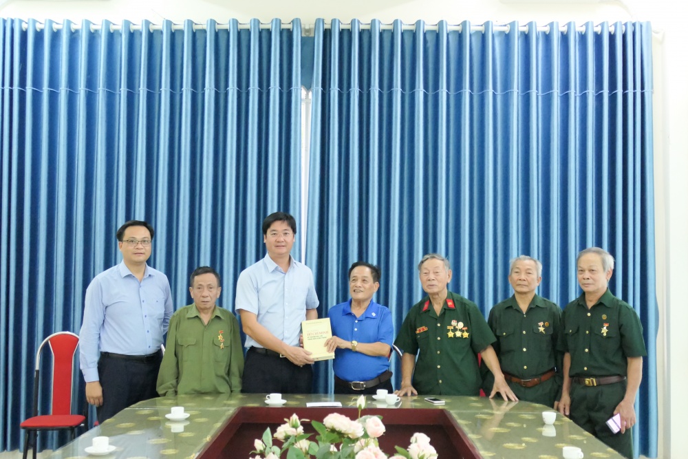 CĐ DKVN thăm và tặng quà Hội Cựu thanh niên xung phong tỉnh Yên Bái CĐ DKVN thăm và tặng quà Hội Cựu thanh niên xung phong tỉnh Yên Bái