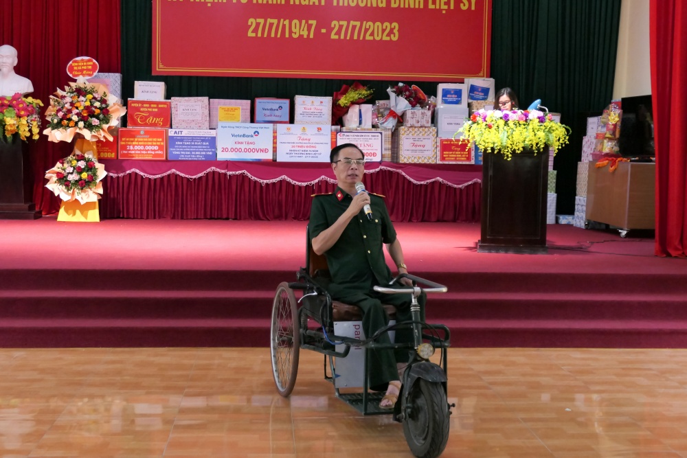 CĐ DKVN thăm, tặng quà các thương, bệnh binh tại Trung tâm Điều dưỡng người có công tỉnh Phú Thọ CĐ DKVN thăm, tặng quà các thương, bệnh binh tại Trung tâm Điều dưỡng người có công tỉnh Phú Thọ