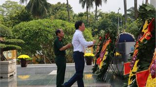 Hội CCB Tập đoàn dâng hương tưởng niệm các anh hùng liệt sĩ
