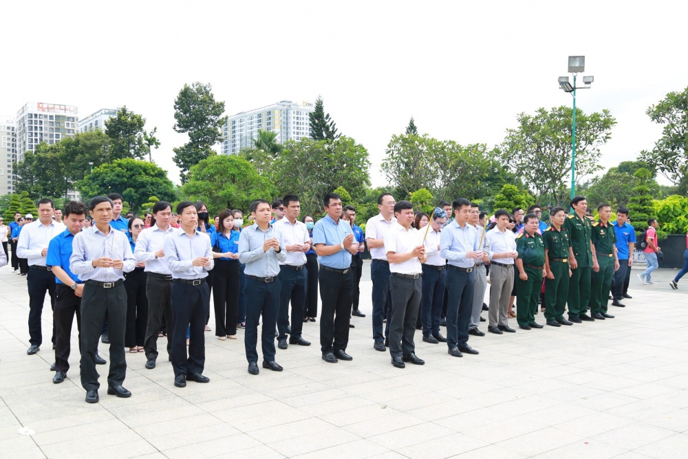 Ban lãnh đạo PVTrans do ông Phạm Việt Anh, Bí thư Đảng uỷ, Chủ tịch HĐQT và ông Nguyễn Duyên Hiếu, Tổng giám đốc dẫn đầu; cùng Hội CCB, Công đoàn, Đoàn TN các đơn vị thành viên và PVT Logistics trong “Lễ dâng hương và đặt vòng hoa tưởng nhớ các Anh hùng liệt sĩ”.