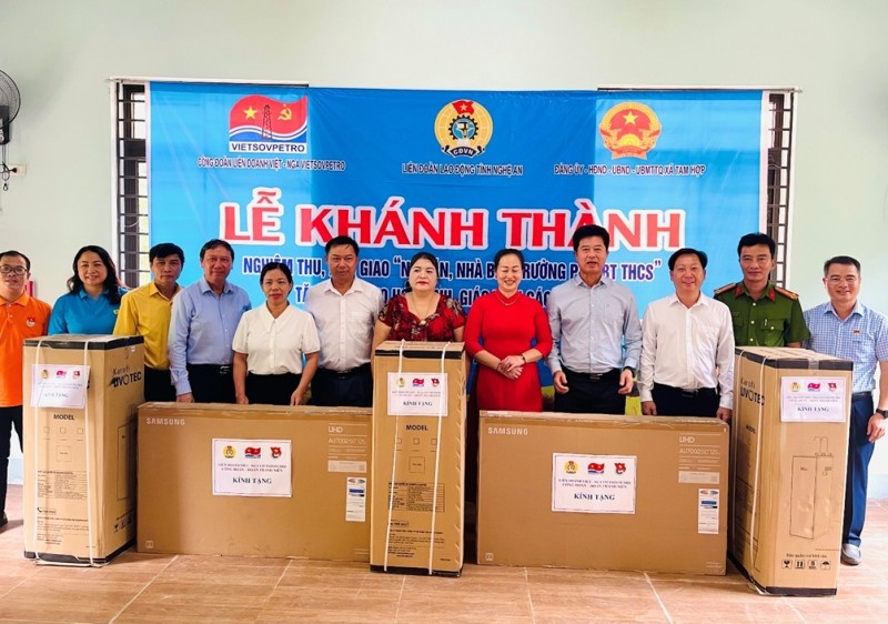 Công đoàn Vietsovpetro trao tặng nhà ăn và bếp nấu ăn trường học tại Nghệ An Công đoàn Vietsovpetro trao tặng nhà ăn và bếp nấu ăn trường học tại Nghệ An