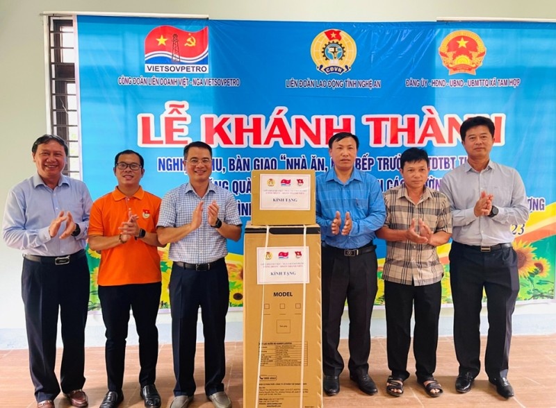 Công đoàn Vietsovpetro trao tặng nhà ăn và bếp nấu ăn trường học tại Nghệ An Công đoàn Vietsovpetro trao tặng nhà ăn và bếp nấu ăn trường học tại Nghệ An