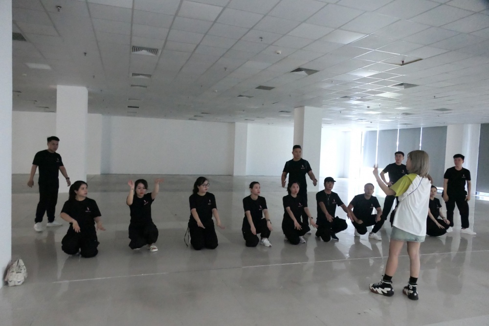Đoàn văn nghệ BSR hăng say luyện tập. Đoàn văn nghệ BSR hăng say luyện tập.