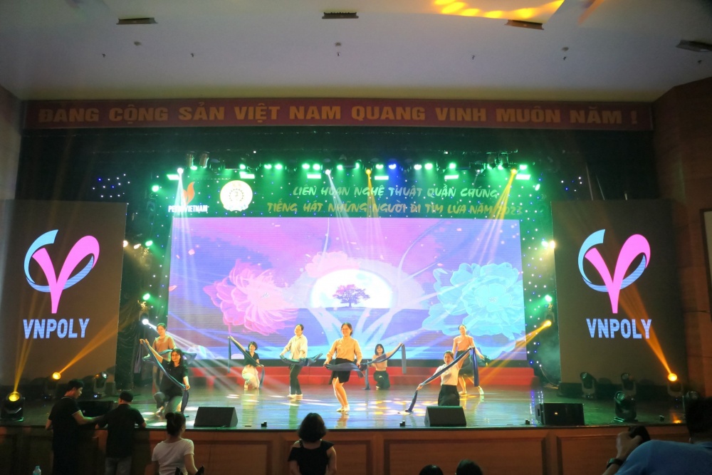 Đoàn văn nghệ VNPoly tập duyệt trên sân khấu. Đoàn văn nghệ VNPoly tập duyệt trên sân khấu.