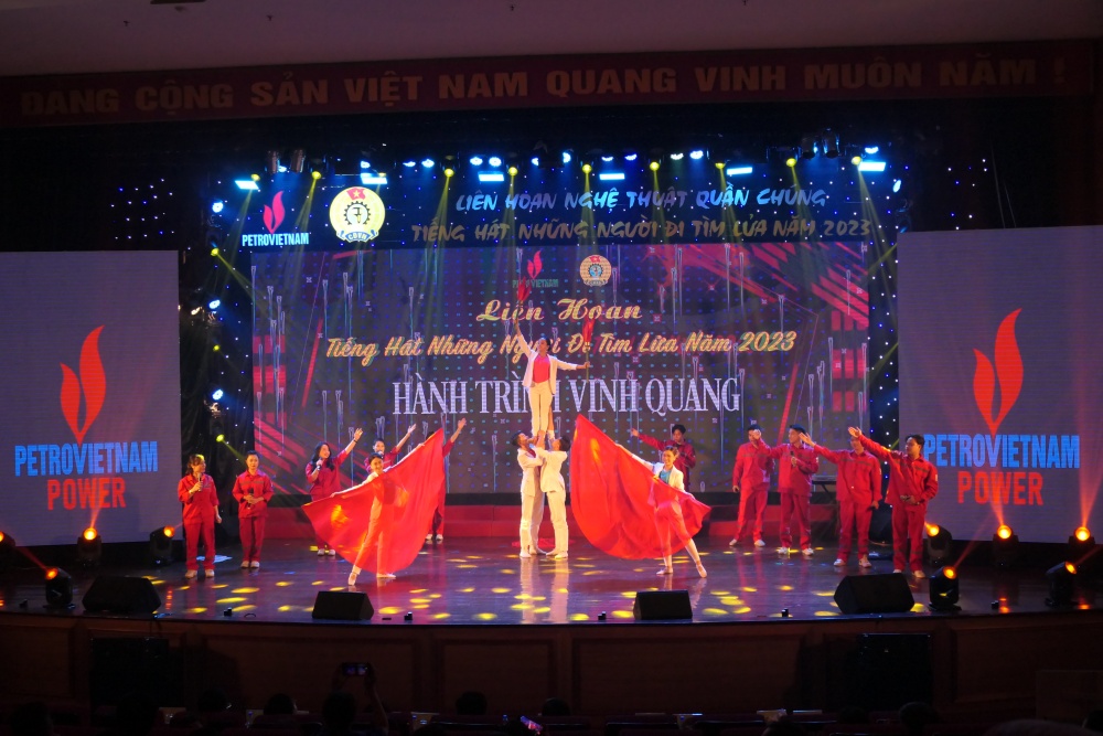 Đoàn văn nghệ thuộc Tổng Công Ty Điện Lực Dầu Khí Việt Nam (PV Power) trình diễn