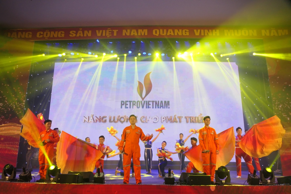 Tập đoàn Dầu khí Việt Nam biểu diễn tiết mục Tự hào Petrovietnam