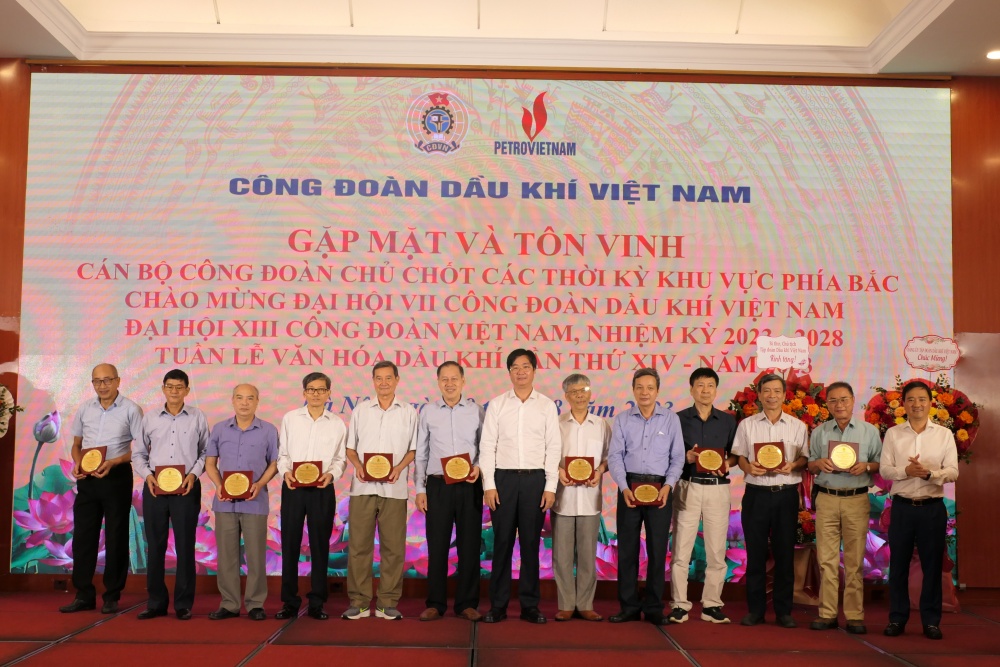 Đồng chí Nguyễn Mạnh Kha - Phó Chủ tịch CĐ DKVN và đồng chí Vũ Anh Tuấn - Phó Chủ tịch CĐ DKVN tặng biểu trưng cho các đồng chí Nguyên Chủ tịch các Công đoàn trực thuộc CĐ DKVN Đồng chí Nguyễn Mạnh Kha - Phó Chủ tịch CĐ DKVN và đồng chí Vũ Anh Tuấn - Phó Chủ tịch CĐ DKVN tặng biểu trưng cho các đồng chí Nguyên Chủ tịch các Công đoàn trực thuộc CĐ DKVN