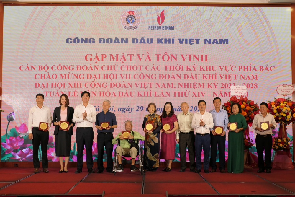 Đồng chí Nguyễn Mạnh Kha - Phó Chủ tịch CĐ DKVN và đồng chí Vũ Anh Tuấn - Phó Chủ tịch CĐ DKVN tặng biểu trưng cho các đồng chí nguyên Chủ tịch các Công đoàn trực thuộc CĐ DKVN Đồng chí Nguyễn Mạnh Kha - Phó Chủ tịch CĐ DKVN và đồng chí Vũ Anh Tuấn - Phó Chủ tịch CĐ DKVN tặng biểu trưng cho các đồng chí nguyên Chủ tịch các Công đoàn trực thuộc CĐ DKVN