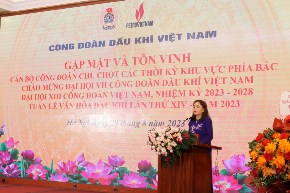 Đồng chí Nghiêm Thùy Lan - Ủy viên Ban Chấp hành Tổng Liên đoàn Lao động Việt Nam, Ủy viên Ban Thường vụ Đảng ủy Tập đoàn, Chủ tịch CĐ DKVN phát biểu Đồng chí Nghiêm Thùy Lan - Ủy viên Ban Chấp hành Tổng Liên đoàn Lao động Việt Nam, Ủy viên Ban Thường vụ Đảng ủy Tập đoàn, Chủ tịch CĐ DKVN phát biểu