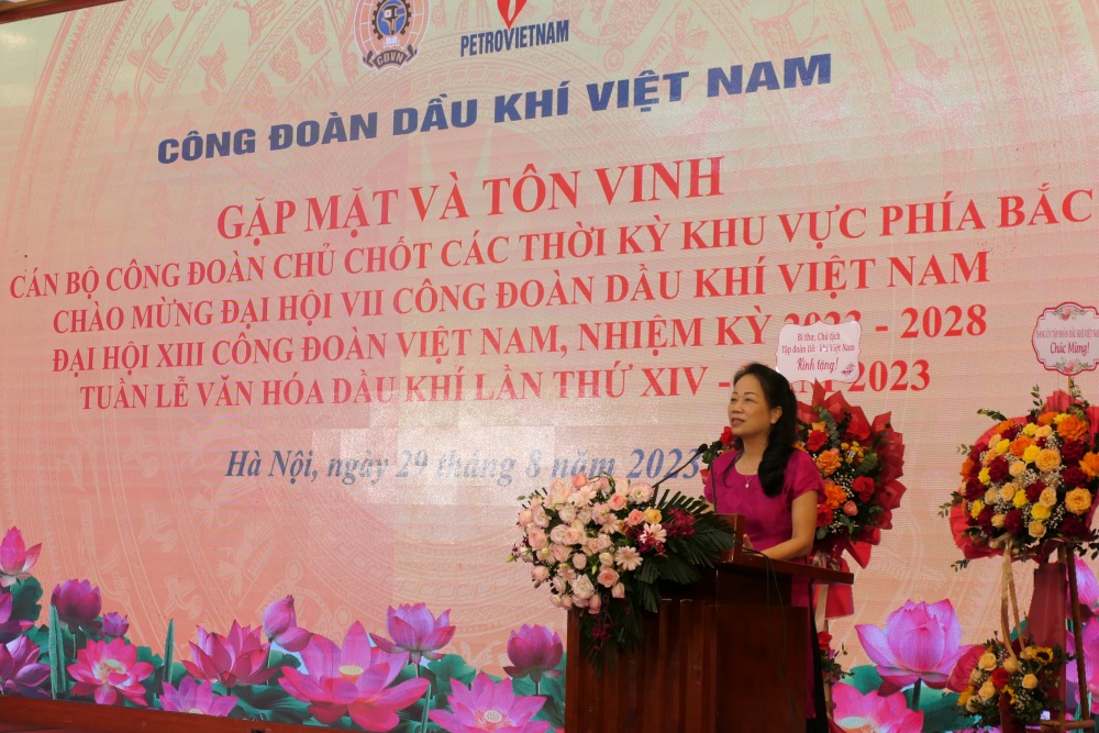Đồng chí Khuất Thị Lê – Nguyên Ủy BTV CĐDK khoá IV, V, VI, Chủ tịch CĐ Công ty Lọc Hóa dầu Bình Sơn phát biểu Đồng chí Khuất Thị Lê – Nguyên Ủy BTV CĐDK khoá IV, V, VI, Chủ tịch CĐ Công ty Lọc Hóa dầu Bình Sơn phát biểu
