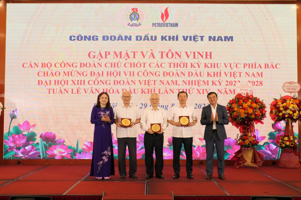 Đồng chí Hoàng Quốc Vượng, Chủ tịch HĐTV Tập đoàn Dầu khí Việt Nam và đồng chí Nghiêm Thùy Lan - Chủ tịch CĐ DKVN tặng biểu trưng cho các đồng chí Nguyên Chủ tịch Công đoàn DKVN Đồng chí Hoàng Quốc Vượng, Chủ tịch HĐTV Tập đoàn Dầu khí Việt Nam và đồng chí Nghiêm Thùy Lan - Chủ tịch CĐ DKVN tặng biểu trưng cho các đồng chí Nguyên Chủ tịch Công đoàn DKVN