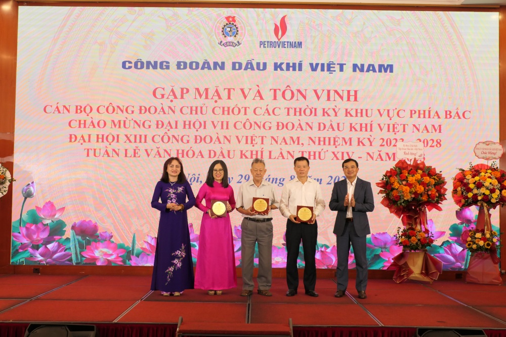 Đồng chí Hoàng Quốc Vượng, Chủ tịch HĐTV Tập đoàn Dầu khí Việt Nam, đồng chí Nghiêm Thùy Lan - Chủ tịch CĐ DKVN tặng biểu trưng cho các đồng chí Nguyên Phó Chủ tịch CĐ DKVN Đồng chí Hoàng Quốc Vượng, Chủ tịch HĐTV Tập đoàn Dầu khí Việt Nam, đồng chí Nghiêm Thùy Lan - Chủ tịch CĐ DKVN tặng biểu trưng cho các đồng chí Nguyên Phó Chủ tịch CĐ DKVN