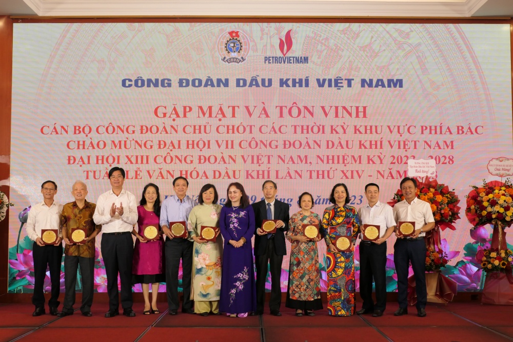 Đồng chí Nghiêm Thùy Lan - Chủ tịch CĐ DKVN và đồng chí Nguyễn Mạnh Kha - Phó Chủ tịch CĐ DKVN tặng biểu trưng cho các đồng chí Nguyên Ủy viên BTV, Trưởng các Ban CĐ DKVN Đồng chí Nghiêm Thùy Lan - Chủ tịch CĐ DKVN và đồng chí Nguyễn Mạnh Kha - Phó Chủ tịch CĐ DKVN tặng biểu trưng cho các đồng chí Nguyên Ủy viên BTV, Trưởng các Ban CĐ DKVN