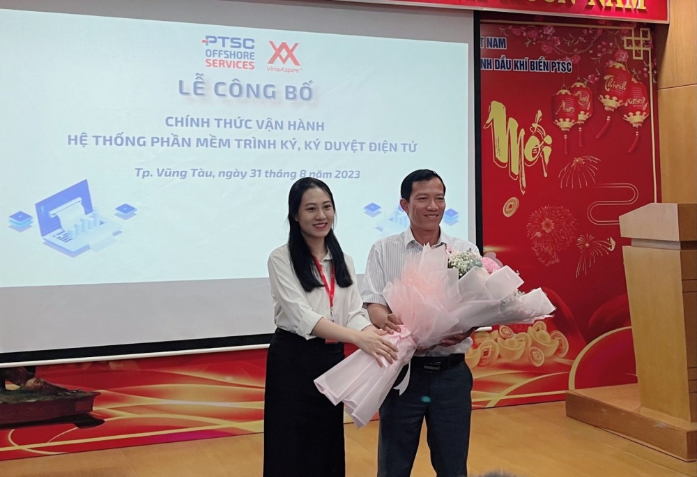 Bà Chloe Bùi, Giám đốc Vina Aspire tặng hoa chúc mừng PTSC POS Bà Chloe Bùi, Giám đốc Vina Aspire tặng hoa chúc mừng PTSC POS