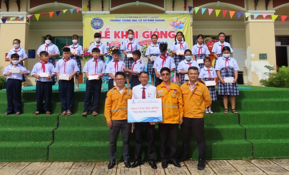 40 suất học bổng đã được KĐN trao tặng các em học sinh trường THCS Bình Khánh, huyện Cần Giờ, TP. Hồ Chí Minh