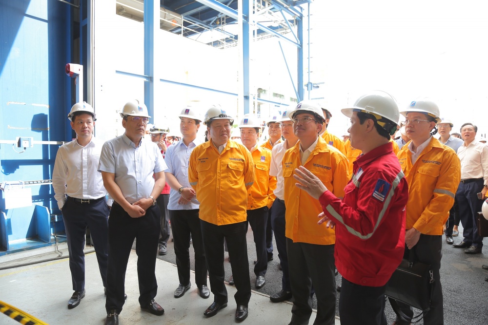 2.	Chủ tịch UBQLVNN Nguyễn Hoàng Anh kiểm tra hoạt động tại Cụm Khí - Điện - Đạm Cà Mau.