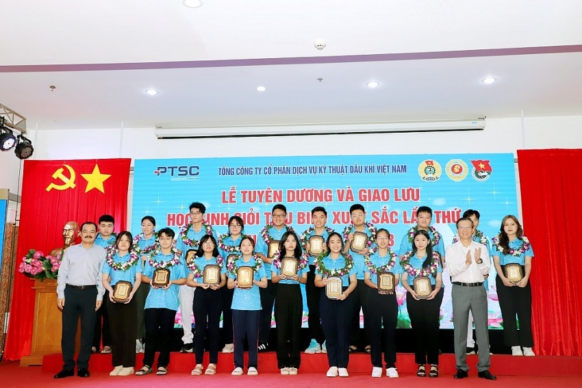 PTSC tuyên dương học sinh giỏi các cấp PTSC tuyên dương học sinh giỏi các cấp