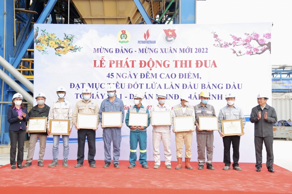 Lãnh đạo Petrovietnam và lãnh đạo CĐ DKVN trao Bằng khen cho các tập thể có thành tích tiêu biểu trong phong trào thi đua trên công trường NMNĐ Thái Bình 2. Lãnh đạo Petrovietnam và lãnh đạo CĐ DKVN trao Bằng khen cho các tập thể có thành tích tiêu biểu trong phong trào thi đua trên công trường NMNĐ Thái Bình 2.