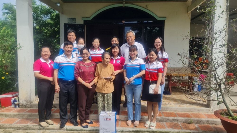 Chủ tịch Công đoàn PVOIL Đoàn Duy Công cùng cán bộ nhân viên thăm Mẹ Việt Nam Anh hùng tại huyện Củ Chi - TP HCM. Chủ tịch Công đoàn PVOIL Đoàn Duy Công cùng cán bộ nhân viên thăm Mẹ Việt Nam Anh hùng tại huyện Củ Chi - TP HCM.