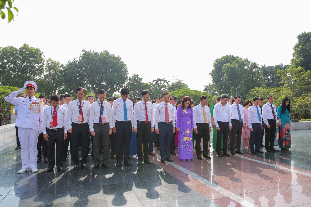 Đoàn đại biểu Công đoàn Dầu khí Việt Nam vào Lăng viếng Chủ tịch Hồ Chí Minh Đoàn đại biểu Công đoàn Dầu khí Việt Nam vào Lăng viếng Chủ tịch Hồ Chí Minh