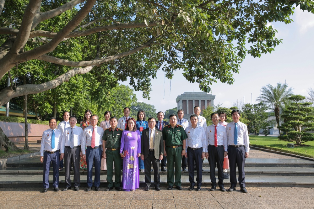 Đoàn đại biểu Công đoàn Dầu khí Việt Nam vào Lăng viếng Chủ tịch Hồ Chí Minh Đoàn đại biểu Công đoàn Dầu khí Việt Nam vào Lăng viếng Chủ tịch Hồ Chí Minh