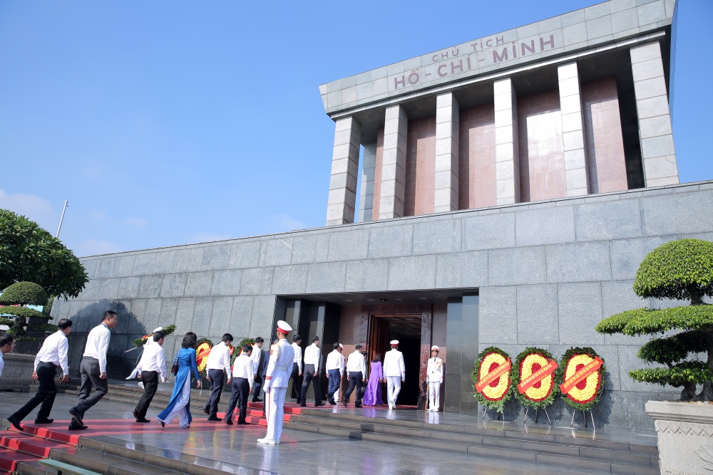Đoàn đại biểu Công đoàn Dầu khí Việt Nam vào Lăng viếng Chủ tịch Hồ Chí Minh Đoàn đại biểu Công đoàn Dầu khí Việt Nam vào Lăng viếng Chủ tịch Hồ Chí Minh