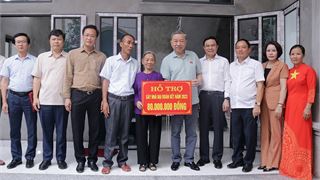 Đại tướng Tô Lâm và Tổng Giám đốc Petrovietnam Lê Mạnh Hùng thăm, tặng quà hai gia đình tại tỉnh Hưng Yên