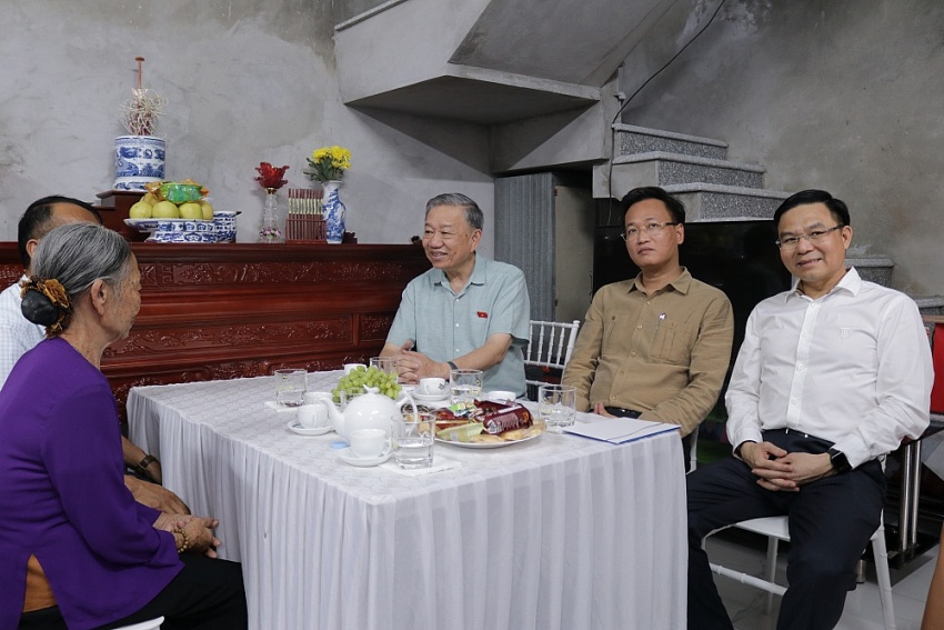 Đại tướng Tô Lâm thăm, tặng quà hai gia đình tại tỉnh Hưng Yên Đại tướng Tô Lâm thăm, tặng quà hai gia đình tại tỉnh Hưng Yên