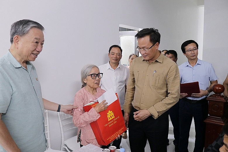 Đại tướng Tô Lâm thăm, tặng quà hai gia đình tại tỉnh Hưng Yên Đại tướng Tô Lâm thăm, tặng quà hai gia đình tại tỉnh Hưng Yên