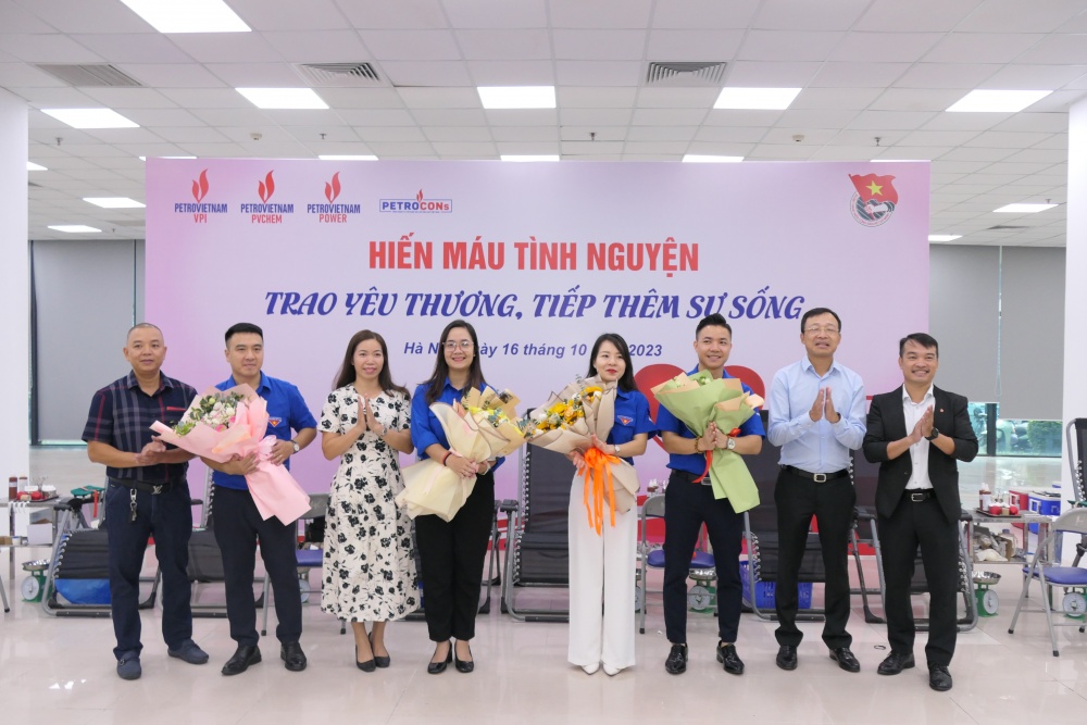 Đại diện lãnh đạo, đoàn thanh niên các đơn vị tham dự chương trình Đại diện lãnh đạo, đoàn thanh niên các đơn vị tham dự chương trình