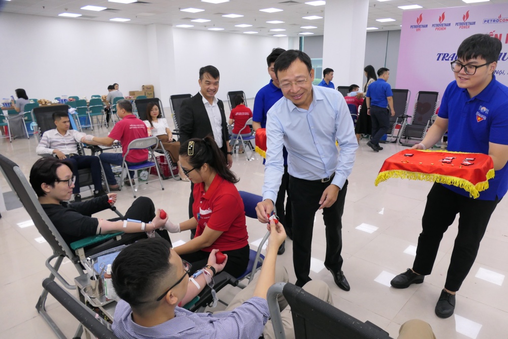 Đại diện lãnh đạo các đơn vị trao huân chương và kỷ niệm chương cho các tình nguyện viên tham gia hiến máu Đại diện lãnh đạo các đơn vị trao huân chương và kỷ niệm chương cho các tình nguyện viên tham gia hiến máu