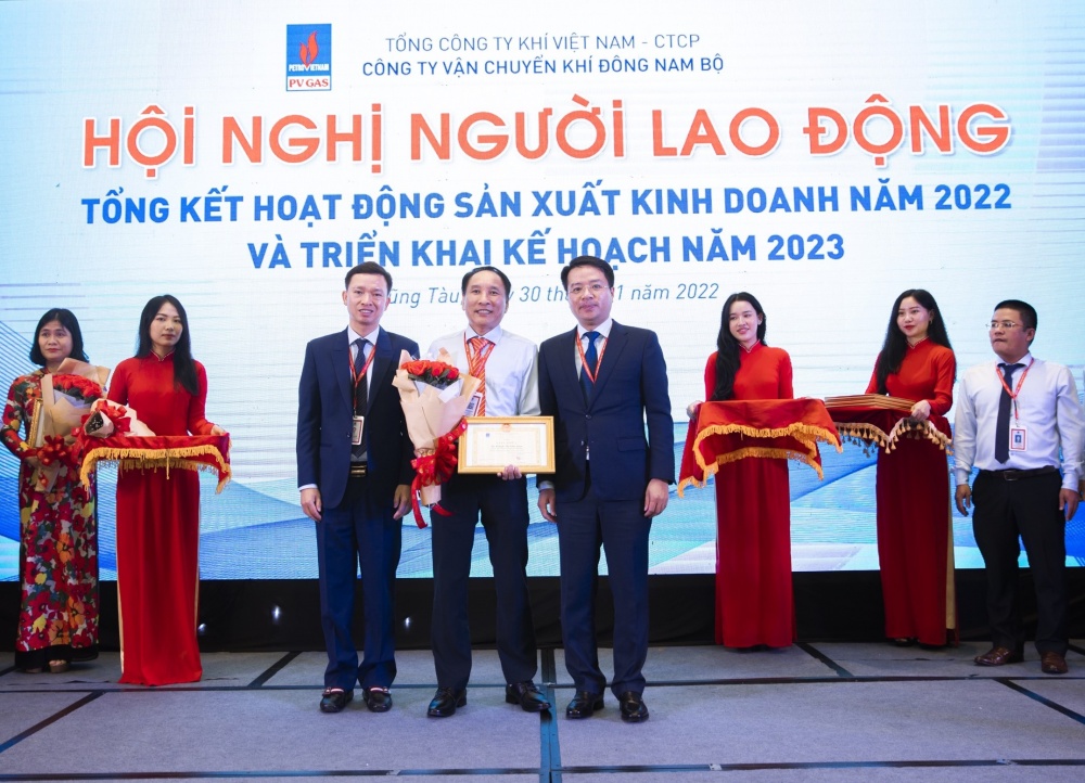Hình 2: Trong suốt 27 năm công tác, anh Phạm Văn Chương đã được vinh danh và trao tặng bằng khen rất nhiều lần vì những cống hiến, nỗ lực của mình. Trong hình, anh Phạm Văn Chương được trao tặng bằng khen tại Hội nghị người lao động KĐN 2022. Hình 2: Trong suốt 27 năm công tác, anh Phạm Văn Chương đã được vinh danh và trao tặng bằng khen rất nhiều lần vì những cống hiến, nỗ lực của mình. Trong hình, anh Phạm Văn Chương được trao tặng bằng khen tại Hội nghị người lao động KĐN 2022.
