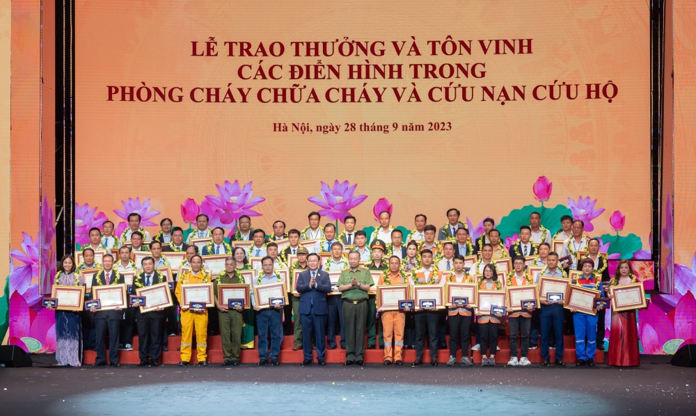 Hình 3: Anh Phạm Văn Chương xúc động khi được trao tặng Bằng khen tại Lễ phát động toàn dân phòng cháy, chữa cháy và cứu nạn cứu hộ năm 2023. Hình 3: Anh Phạm Văn Chương xúc động khi được trao tặng Bằng khen tại Lễ phát động toàn dân phòng cháy, chữa cháy và cứu nạn cứu hộ năm 2023.