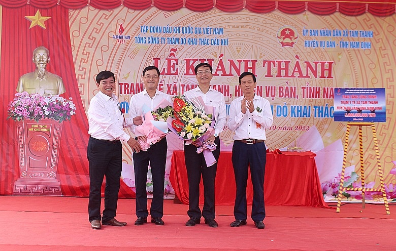 Lãnh đạo xã Tam Thanh tặng hoa cảm ơn Petrovietnam và PVEP Lãnh đạo xã Tam Thanh tặng hoa cảm ơn Petrovietnam và PVEP
