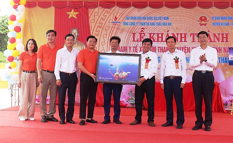 PVEP tặng bức tranh cho UBND xã Tam Thanh để gắn kết tình cảm giữa CBCNV PVEP với bà con nhân dẫn xã Tam Thanh. PVEP tặng bức tranh cho UBND xã Tam Thanh để gắn kết tình cảm giữa CBCNV PVEP với bà con nhân dẫn xã Tam Thanh.