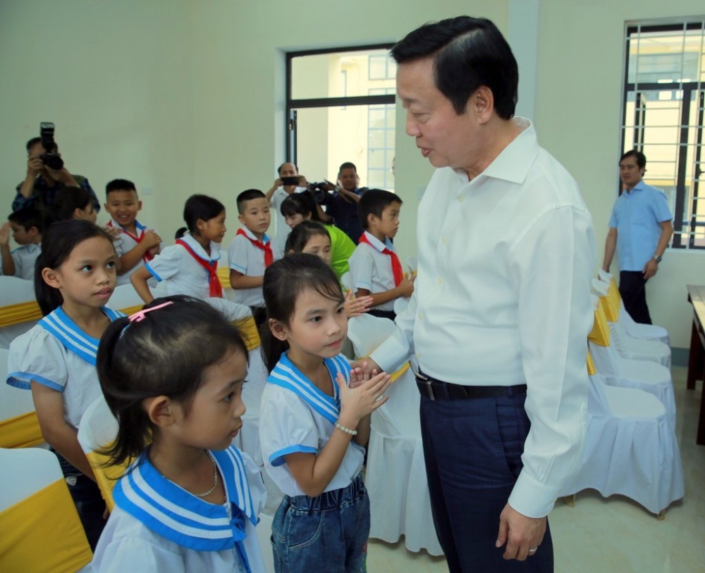 Phó Thủ tướng Trần Hồng Hà và các em học sinh Trường Tiểu học xã Sơn Châu