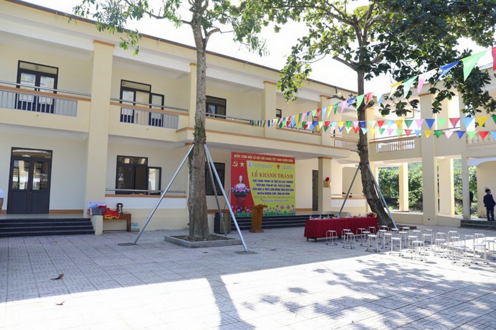 H2. Khuôn viên sạch đẹp của khu nhà học 2 tầng mới xây tại Trường Tiểu học và THCS Sơn Hồng