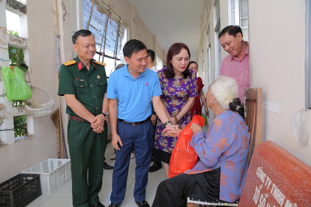 Petrovietnam thăm, tặng quà tại Trung tâm Bảo trợ xã hội tỉnh Cà Mau”