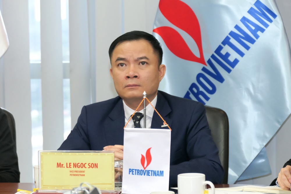 Phó Tổng Giám đốc Tập đoàn Dầu khí Việt Nam Lê Ngọc Sơn phát biểu tại cuộc họp