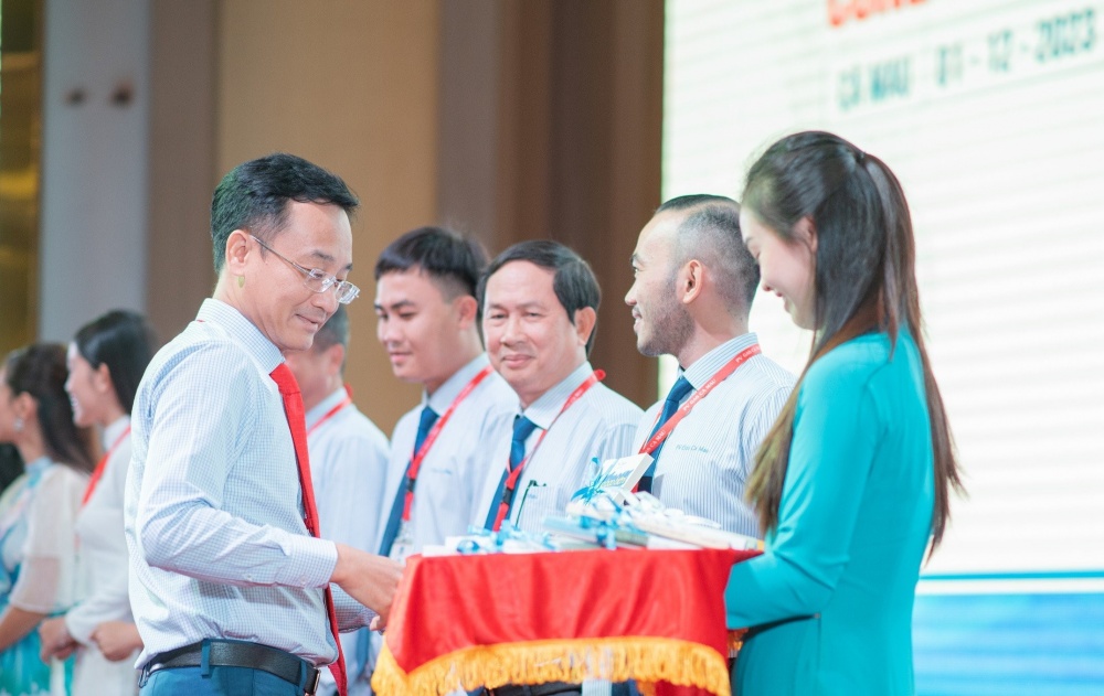 Phó Tổng Giám đốc PV GAS Trần Nhật Huy vinh danh nhân viên xuất sắc trong năm của KCM